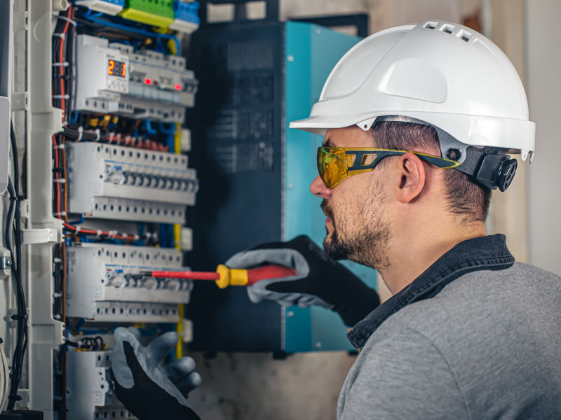 montaż ładowarki do samochodu w garażu